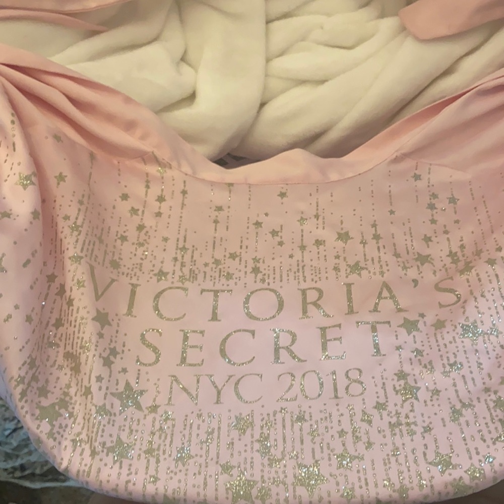 VS FASHION SHOW ROBE